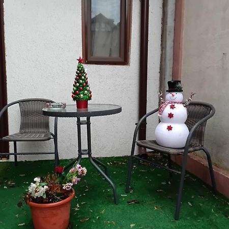 Aura'S West Accommodation Private Parking In Front Yard Bucarest Exterior foto