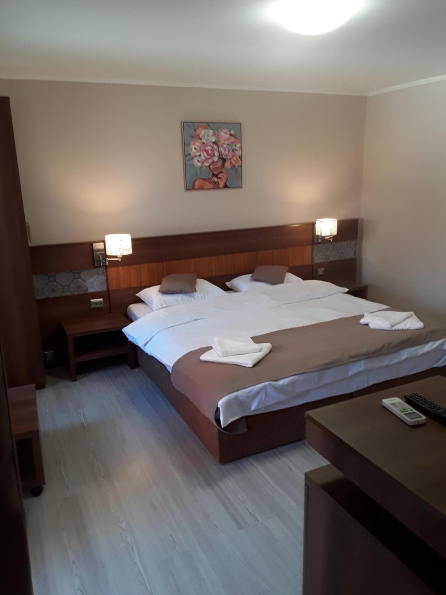 Aura'S West Accommodation Private Parking In Front Yard Bucarest Exterior foto