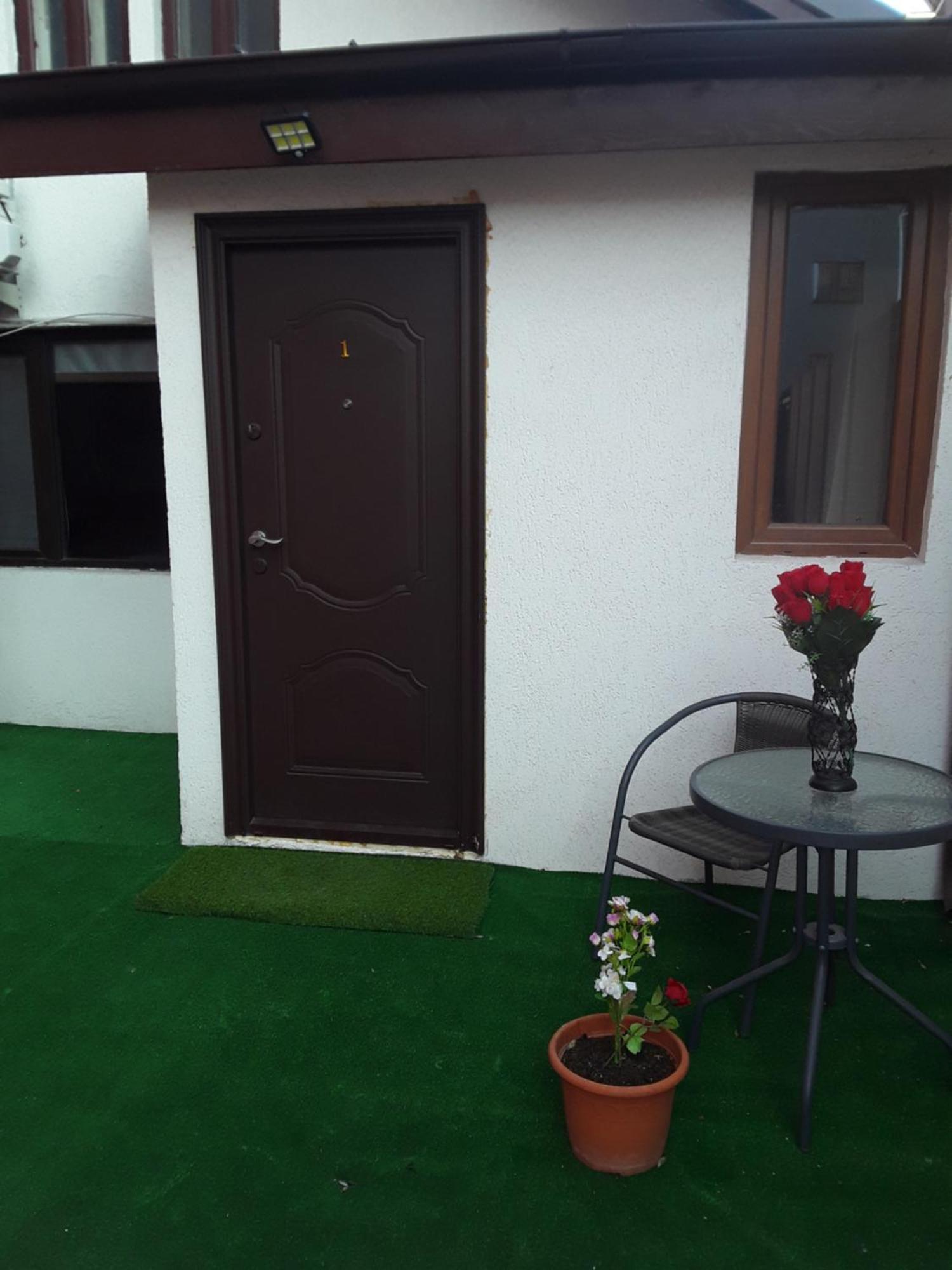 Aura'S West Accommodation Private Parking In Front Yard Bucarest Exterior foto